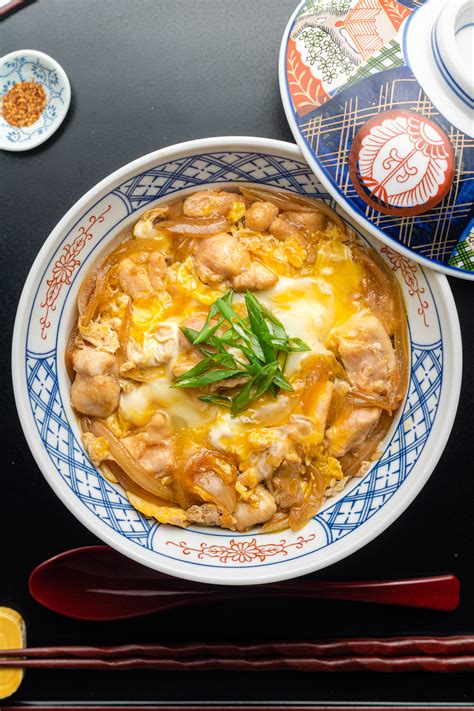Ilustrácia japonského jedla Oyakodon
