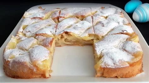 Hrnčekový koláč s pudingom pripravený na plechu