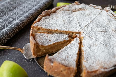 Surový jablkový koláč pripravený na servírovanie