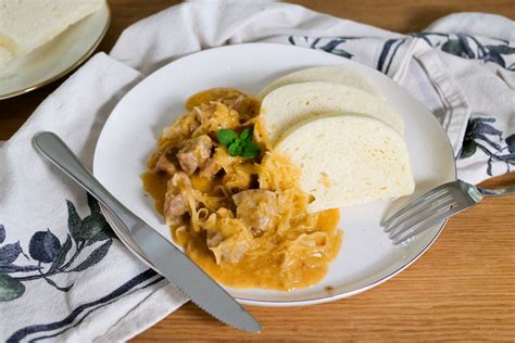 servírovaný segedínsky guláš s knedľou