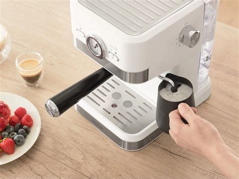 Ilustrácia penenia mlieka parnou tryskou kávovaru