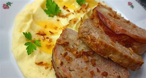 Servírovaná Štefanská sekaná so zemiakovou kašou