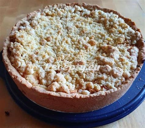 Hotový jablkový koláč s drobenkou