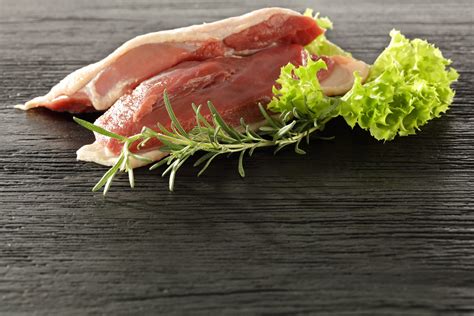 Ilustrácia porovnania morčacieho a kuracieho mäsa