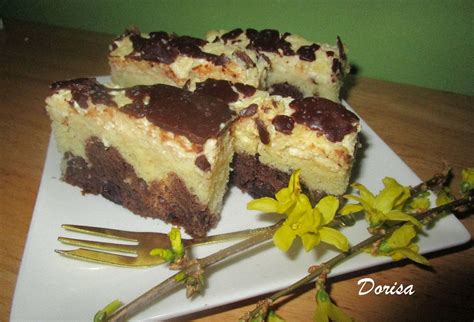 Ilustračná fotografia hotového koláča s tvarohovo-pudingovou plnkou