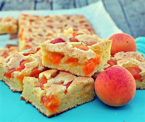 Hrnčekový marhuľový koláč s posýpkou