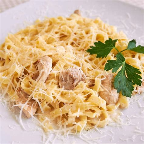 Ingrediencie na cestoviny so syrom a kuracím mäsom