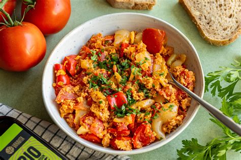 Hotové zeleninové lečo s tofu a chlebom