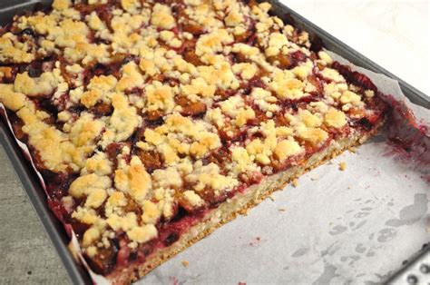 Slivkový koláč s posýpkou pripravený na pečenie