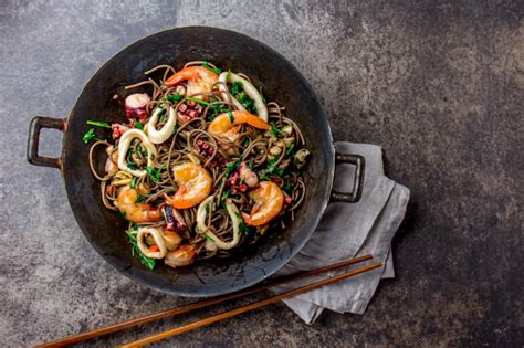 Smaženie nudlí a zeleniny vo woku