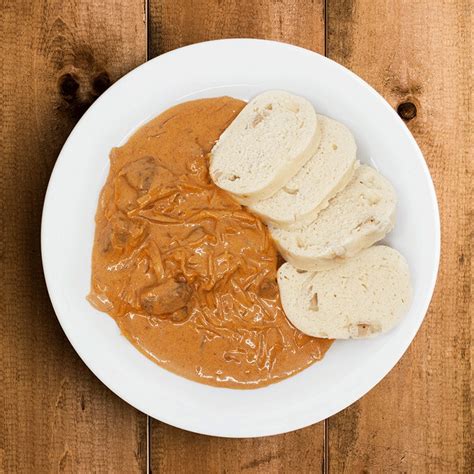 Servírovaný segedínsky guláš s knedľou