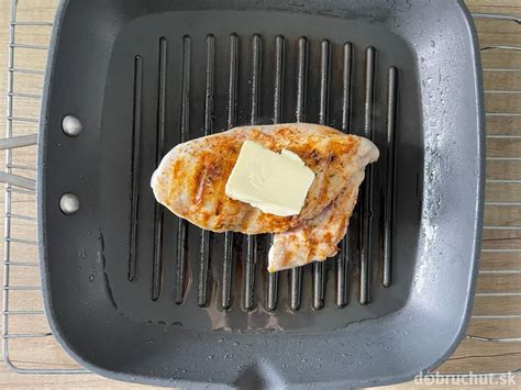 Gril s pripravenými kuracími prsiami