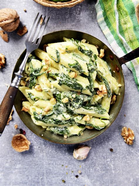 cestoviny so špenátovo-ricottovou omáčkou a orechmi