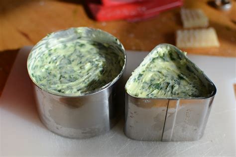 Miska s ingredienciami na bylinkové maslo