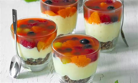 Ilustrácia domáceho pudingu s ovocím