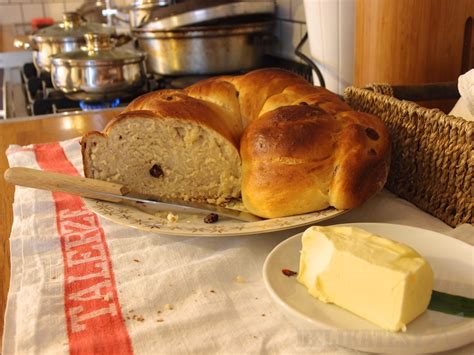 Servírovaná vianočka s maslom a džemom