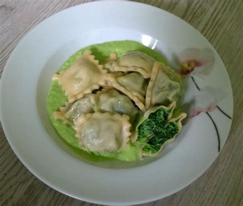 Ravioly s medvedím cesnakom a špargľou