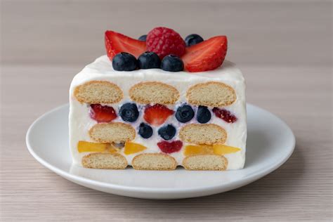 Ilustračná fotografia kyslej smotany a ovocia