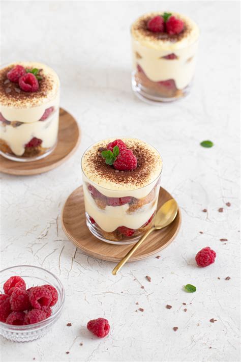 Ilustrácia dezertu v pohári s piškótami a krémom