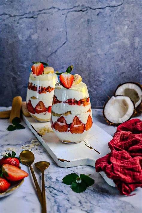 Štýlová fotografia dezertu v pohári s ovocím