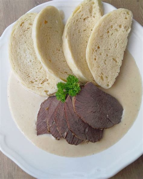 Tanier s vareným hovädzím mäsom, knedľou a chrenovou omáčkou