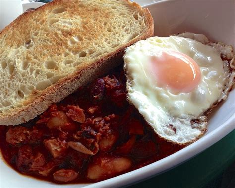 Pečená fazuľa s vajíčkami a syrom