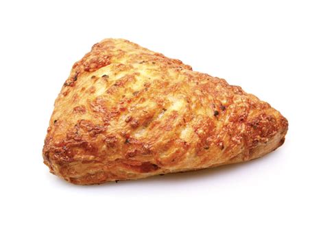 Detailný pohľad na rozkrojený zemiakový pagáč s klobásovou plnkou