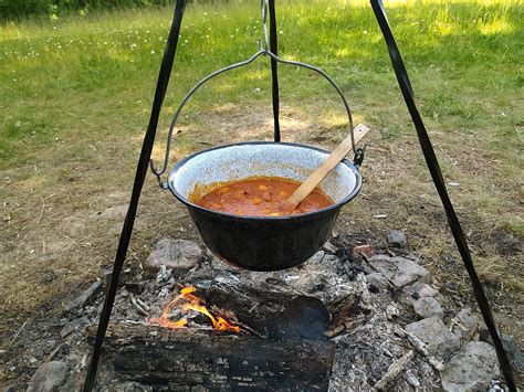 Proces varenia guláša v kotlíku