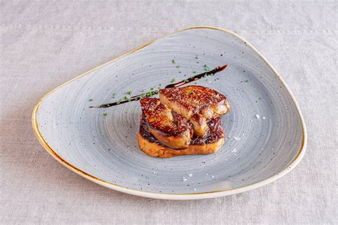 Servírovanie cibuľovej omáčky s prílohou