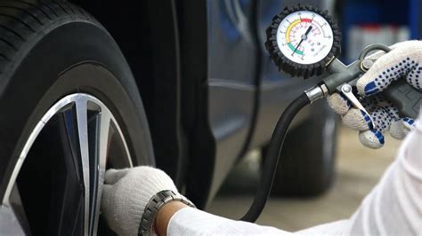 Infografika porovnávajúca hustenie pneumatík vzduchom a dusíkom