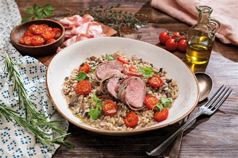 Miska s hotovým hubovým rizotom a kúskami bravčovej panenky