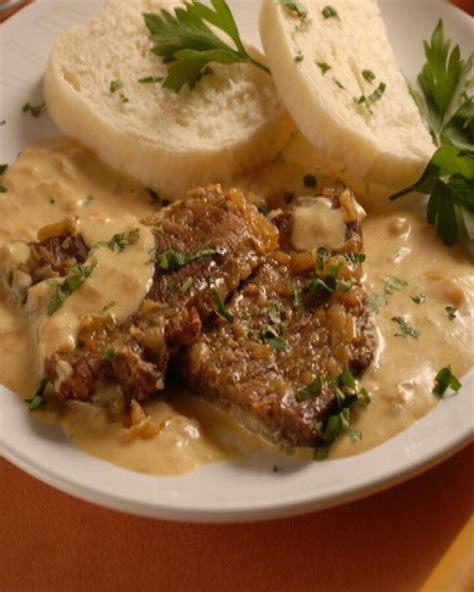 Servírovaný tanier s bravčovou panenkou, horčicovou omáčkou a krémovým rizotom