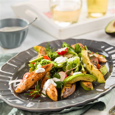 Servírovaný letný šalát s grilovaným kuracím mäsom