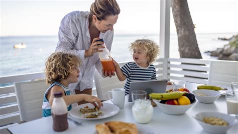 Deti si pochutnávajú na ovocných nanukoch