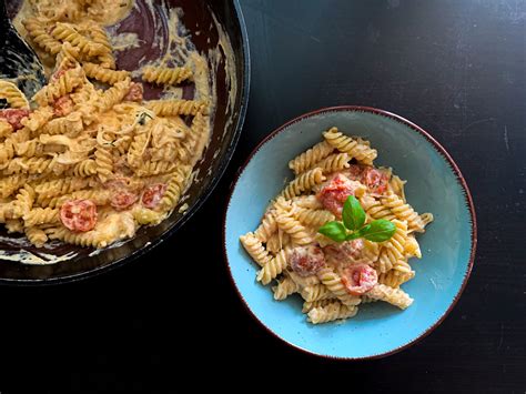 Cestoviny s mozzarellou a paradajkami