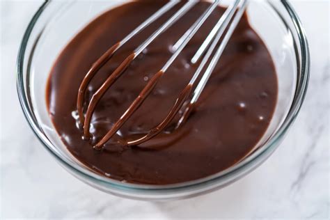 Rôzne druhy čokoládových polev na zákuskoch