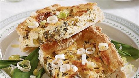 Hotový slaný koláč z lístkového cesta s medvedím cesnakom