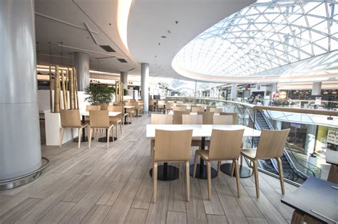 Moderný interiér Food Hall v Eurovea