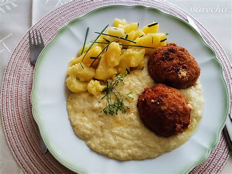 Servírované fašírky so zemiakovou kašou a šalátom