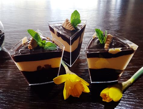 Puding ozdobený ovocím, orechmi a čokoládou