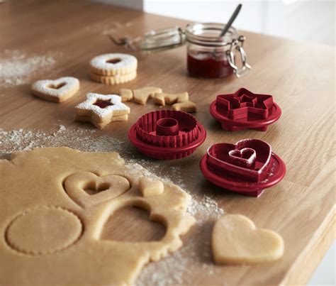Ukážka rôznych formičiek na vykrajovanie lineckých koláčikov