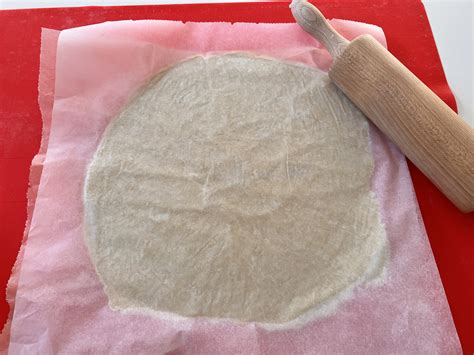 Vaľkanie cesta medzi papiermi na pečenie