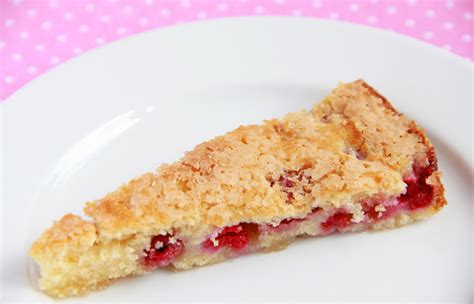 Rôzne produkty z malín: džem, smoothie, koláč