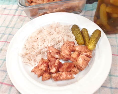 Marinované kuracie kúsky pripravené na grilovanie