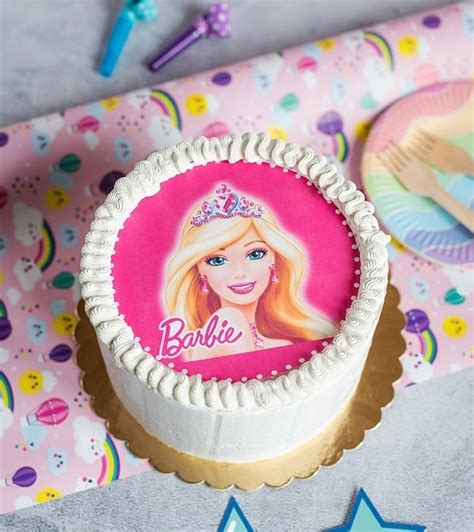 Detail zdobenia Barbie torty