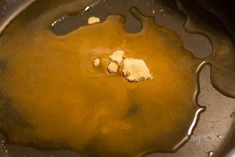 Karamelizovaný cukor v panvici