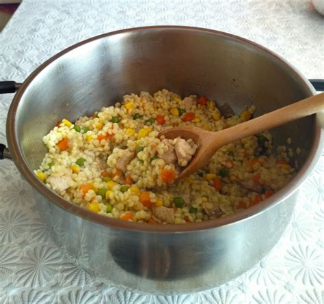 Misku s hotovým kuskusom s kuracím mäsom a zeleninou