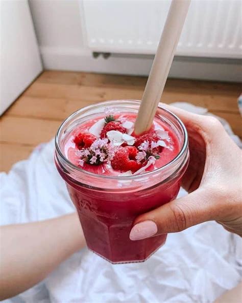 Ilustračná fotografia smoothie z jahôd, banánov a malín