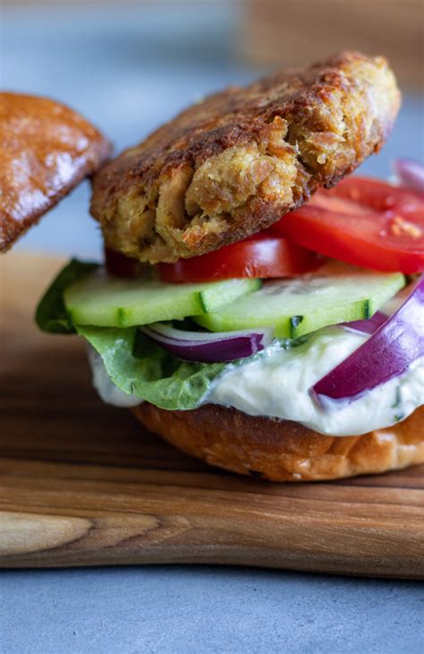 Tuniakový burger na celozrnnej žemli so šalátom
