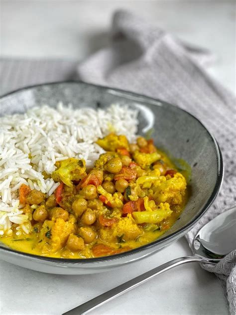 Ingrediencie na kari so šošovicou a kokosovým mliekom